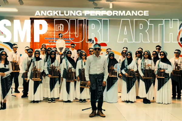 Penampilan Gemilang Team Angklung SMP Puri Artha dalam Festival Angklung di Ramayana Karawang